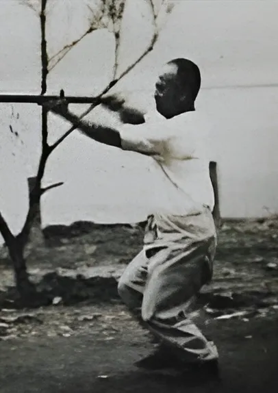 Hong Yiwen practising gong fu stick drills