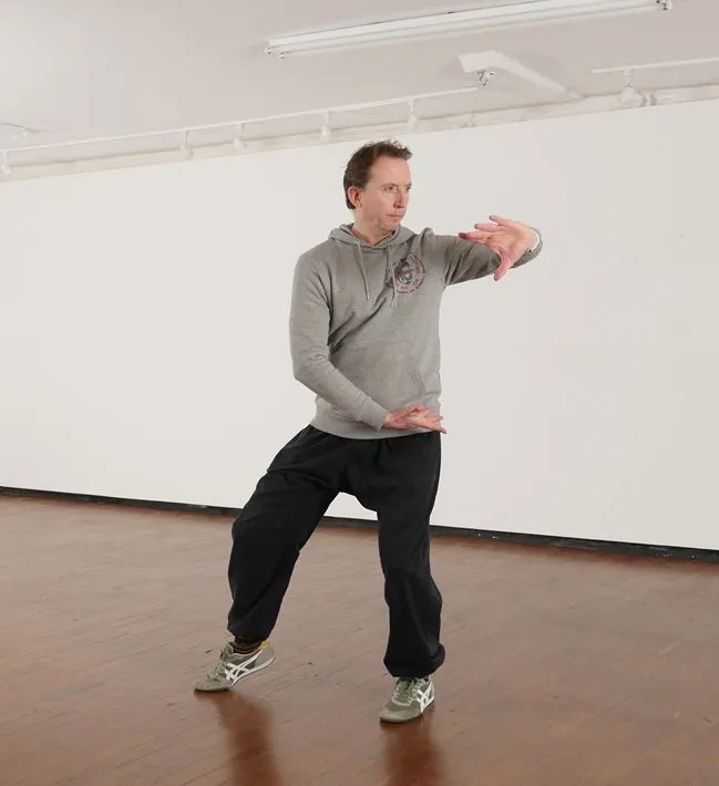 Ollie Smith demonstrating the pre-heaven single palm change at The Moral Dragon