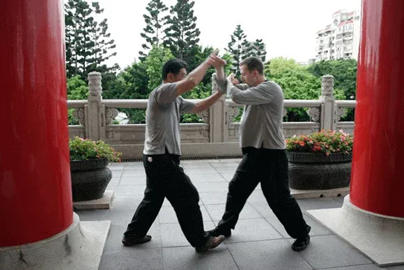 Luo Dexiu and Ollie Smith practising sticking hands