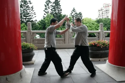 Luo Dexiu and Ollie Smith practising sticking hands