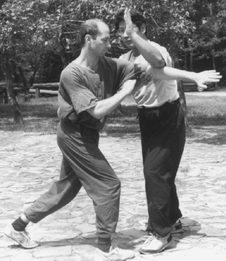 Luo Dexiu demonstrating a Baguazhang application on student Bill Tucker