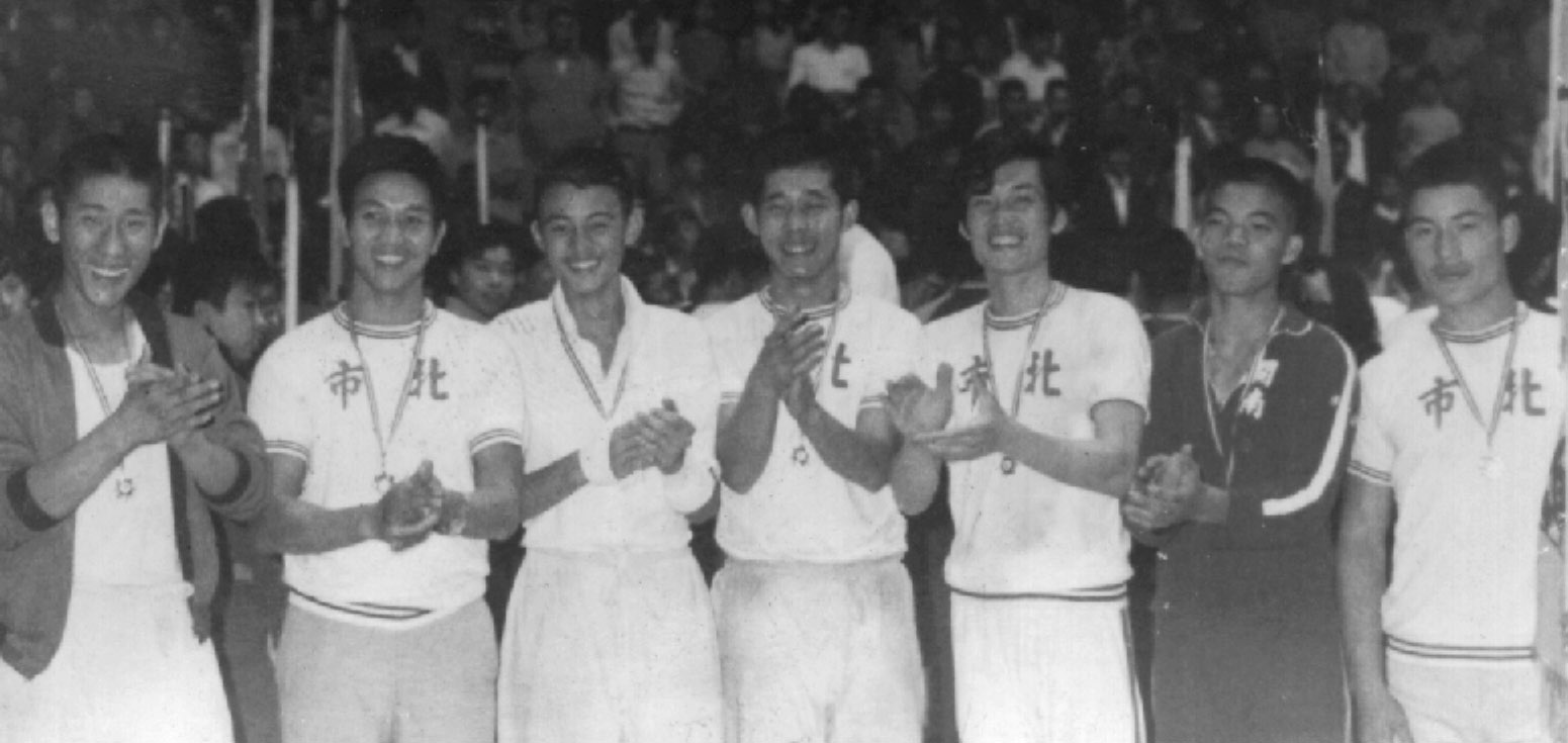 Luo Dexiu with classmates from Hong Yixiang’s school after tournament victories, early 1970s