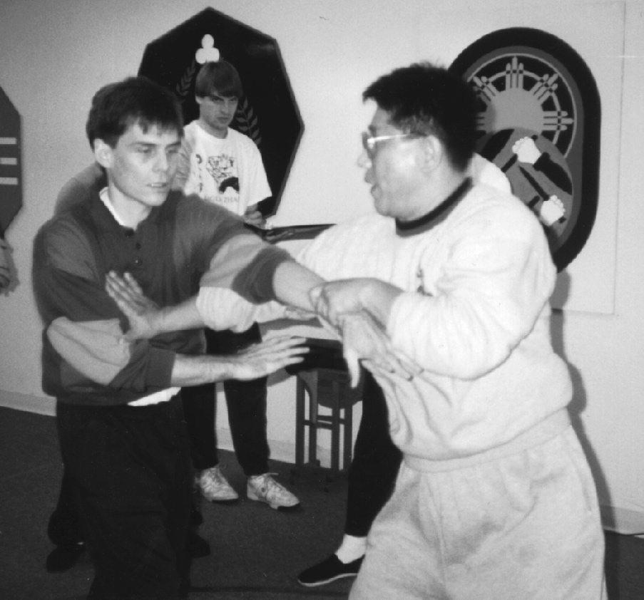 Luo Dexiu teaching partner hand techniques to a student